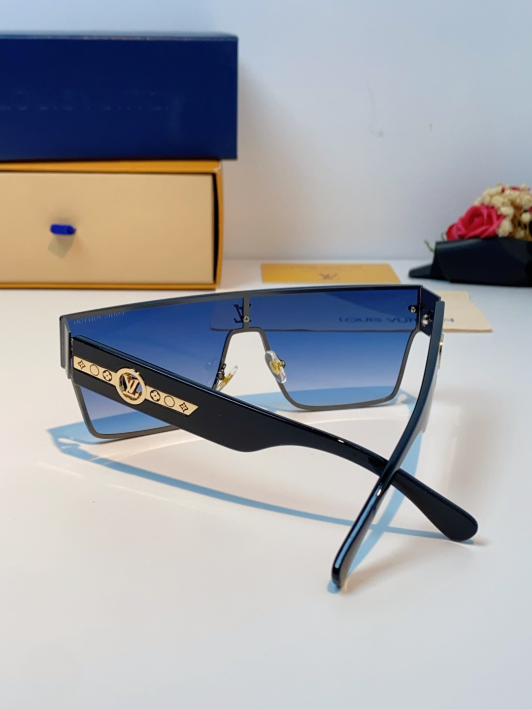 LOUIS VUITTON路易威登 2025新款Lv镜腿连串符号无框切边超大镜片轻奢高级感太阳镜男女通用