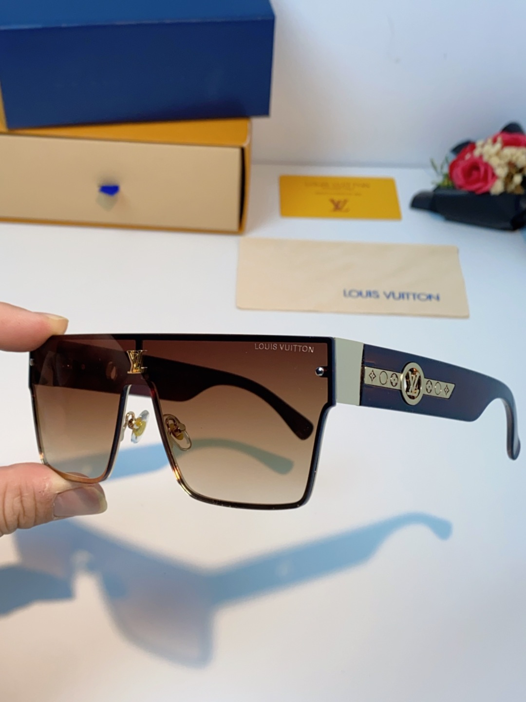 LOUIS VUITTON路易威登 2025新款Lv镜腿连串符号无框切边超大镜片轻奢高级感太阳镜男女通用