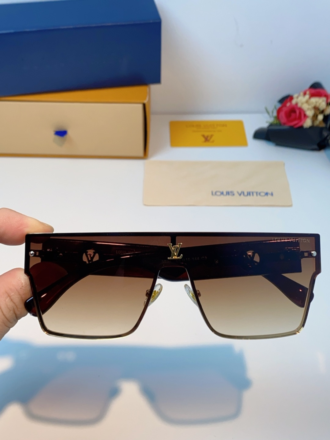 LOUIS VUITTON路易威登 2025新款Lv镜腿连串符号无框切边超大镜片轻奢高级感太阳镜男女通用