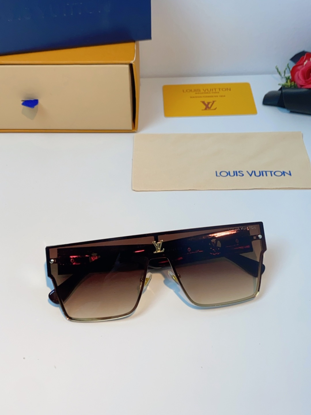 LOUIS VUITTON路易威登 2025新款Lv镜腿连串符号无框切边超大镜片轻奢高级感太阳镜男女通用