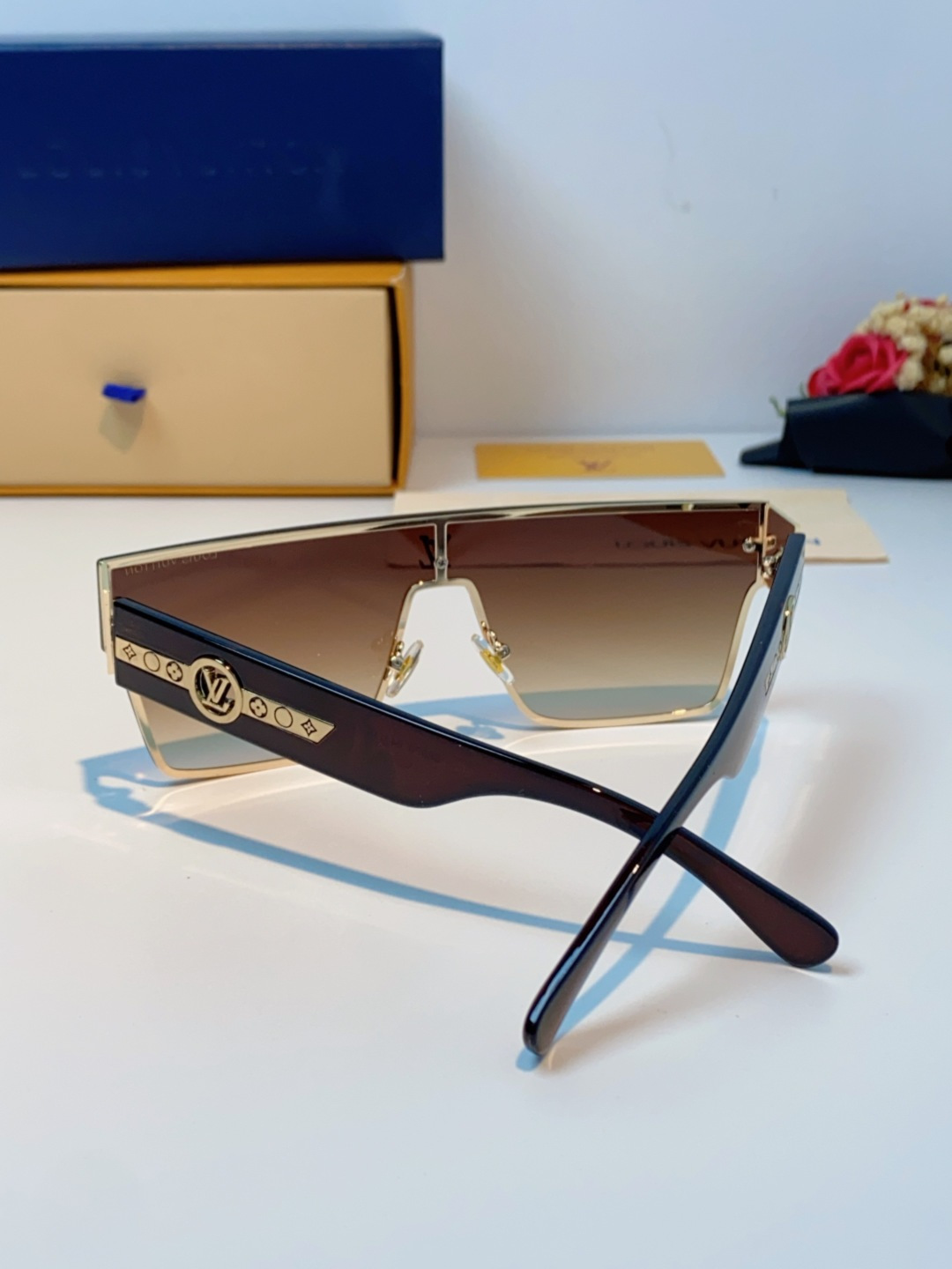 LOUIS VUITTON路易威登 2025新款Lv镜腿连串符号无框切边超大镜片轻奢高级感太阳镜男女通用