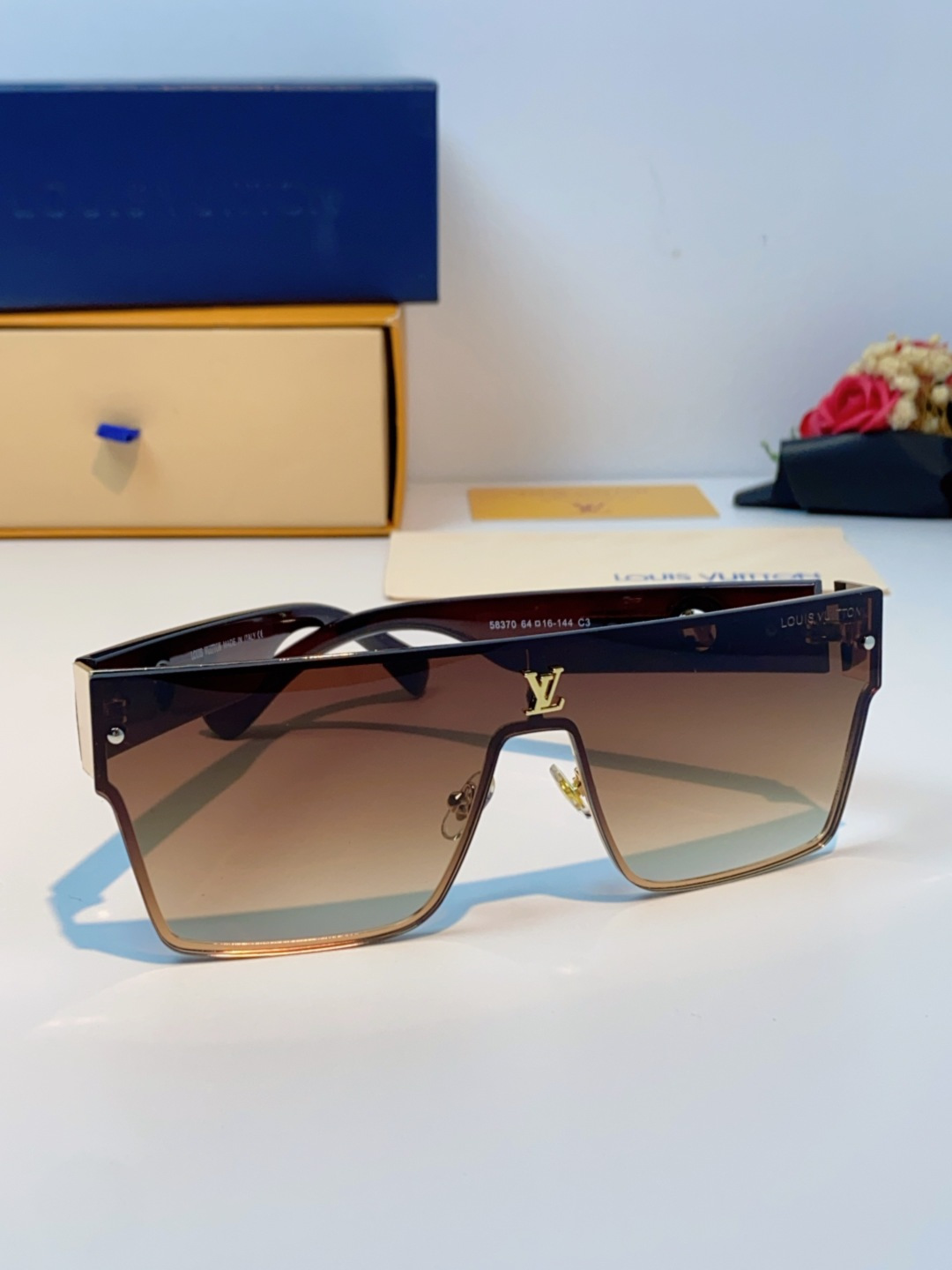 LOUIS VUITTON路易威登 2025新款Lv镜腿连串符号无框切边超大镜片轻奢高级感太阳镜男女通用