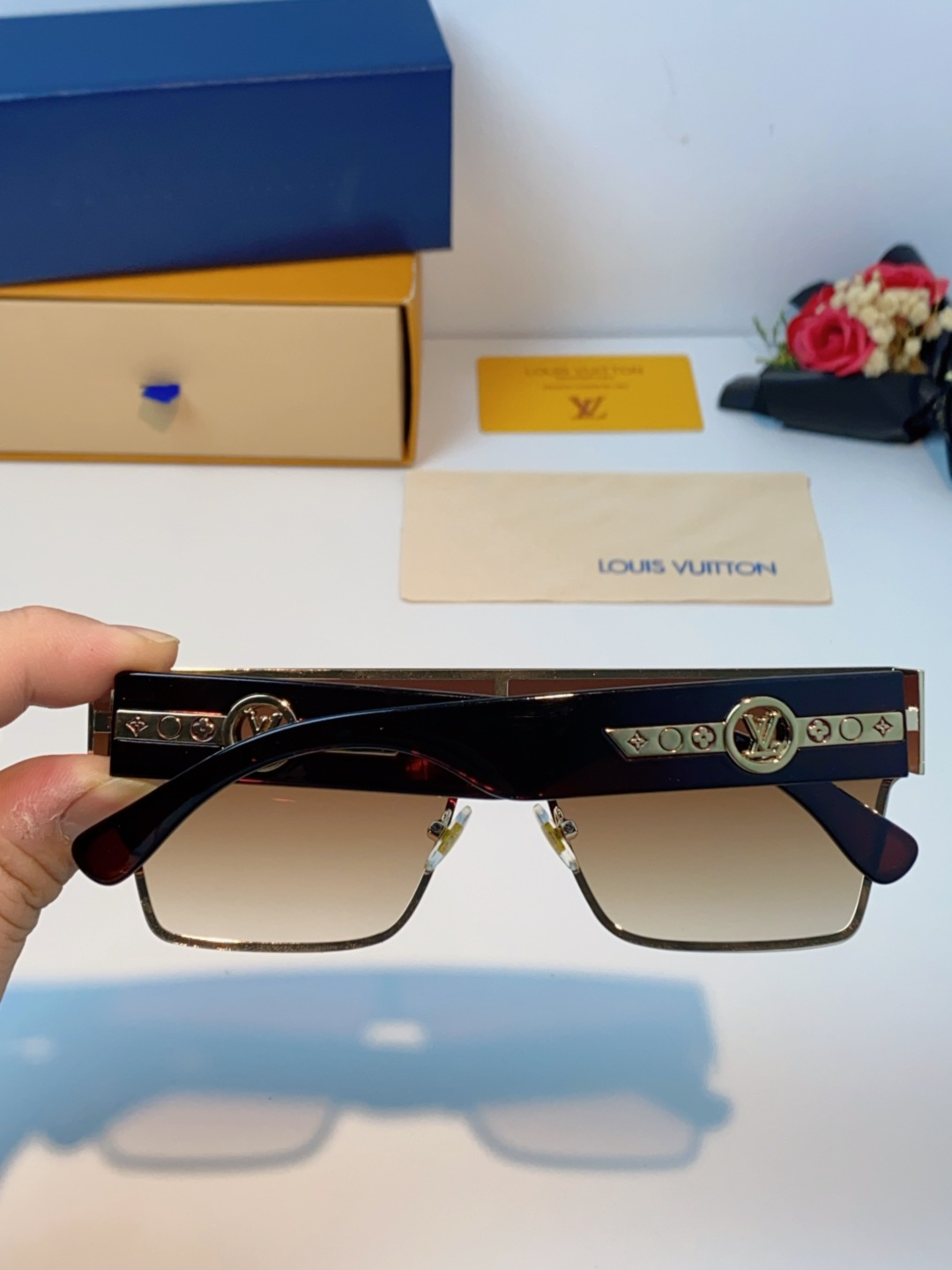 LOUIS VUITTON路易威登 2025新款Lv镜腿连串符号无框切边超大镜片轻奢高级感太阳镜男女通用