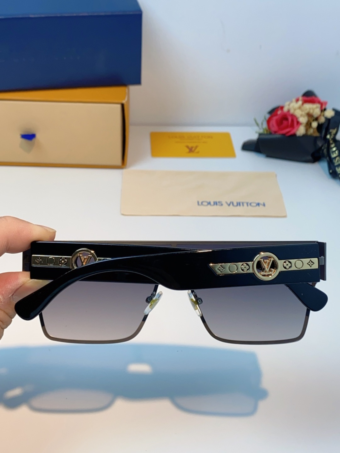 LOUIS VUITTON路易威登 2025新款Lv镜腿连串符号无框切边超大镜片轻奢高级感太阳镜男女通用