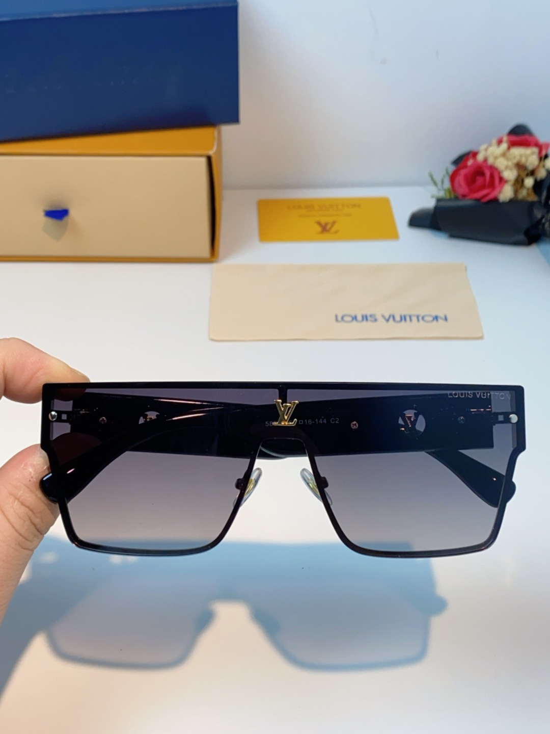 LOUIS VUITTON路易威登 2025新款Lv镜腿连串符号无框切边超大镜片轻奢高级感太阳镜男女通用