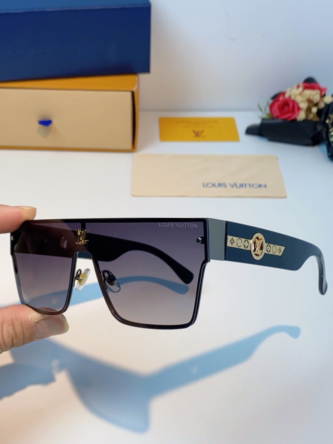 LOUIS VUITTON路易威登 2025新款Lv镜腿连串符号无框切边超大镜片轻奢高级感太阳镜男女通用