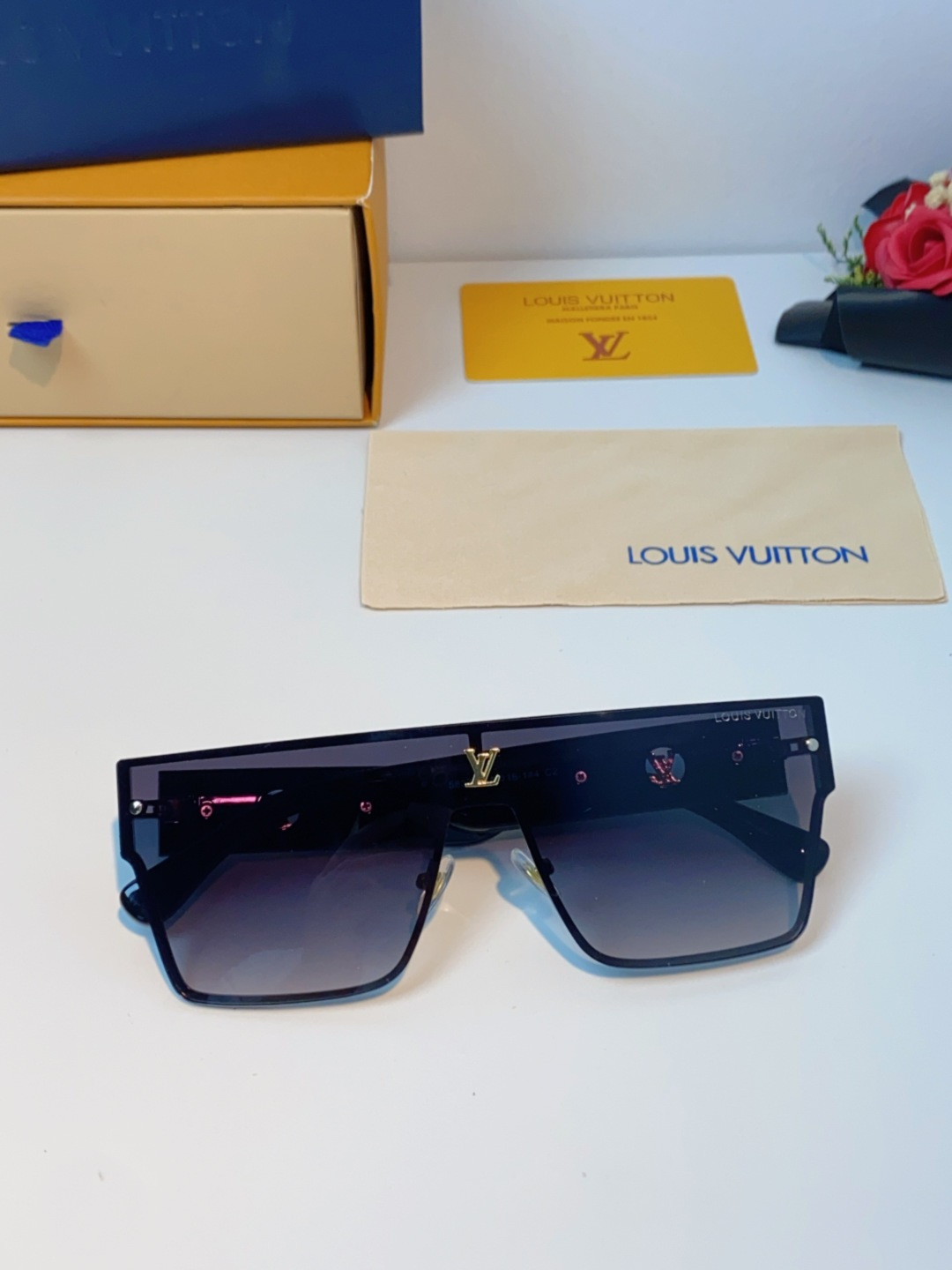 LOUIS VUITTON路易威登 2025新款Lv镜腿连串符号无框切边超大镜片轻奢高级感太阳镜男女通用