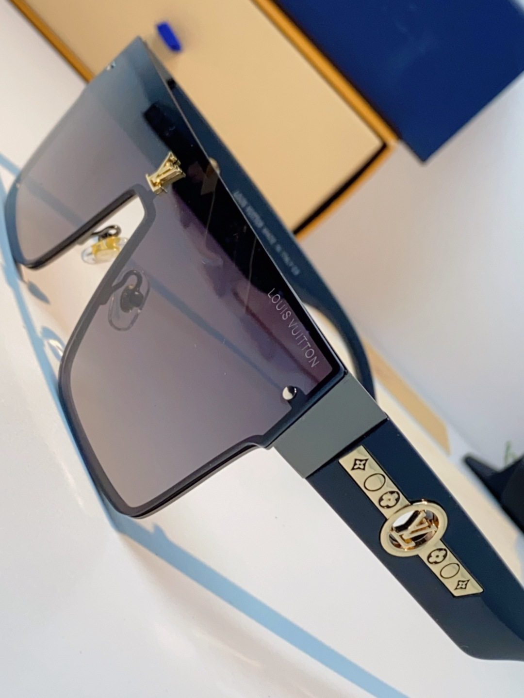 LOUIS VUITTON路易威登 2025新款Lv镜腿连串符号无框切边超大镜片轻奢高级感太阳镜男女通用