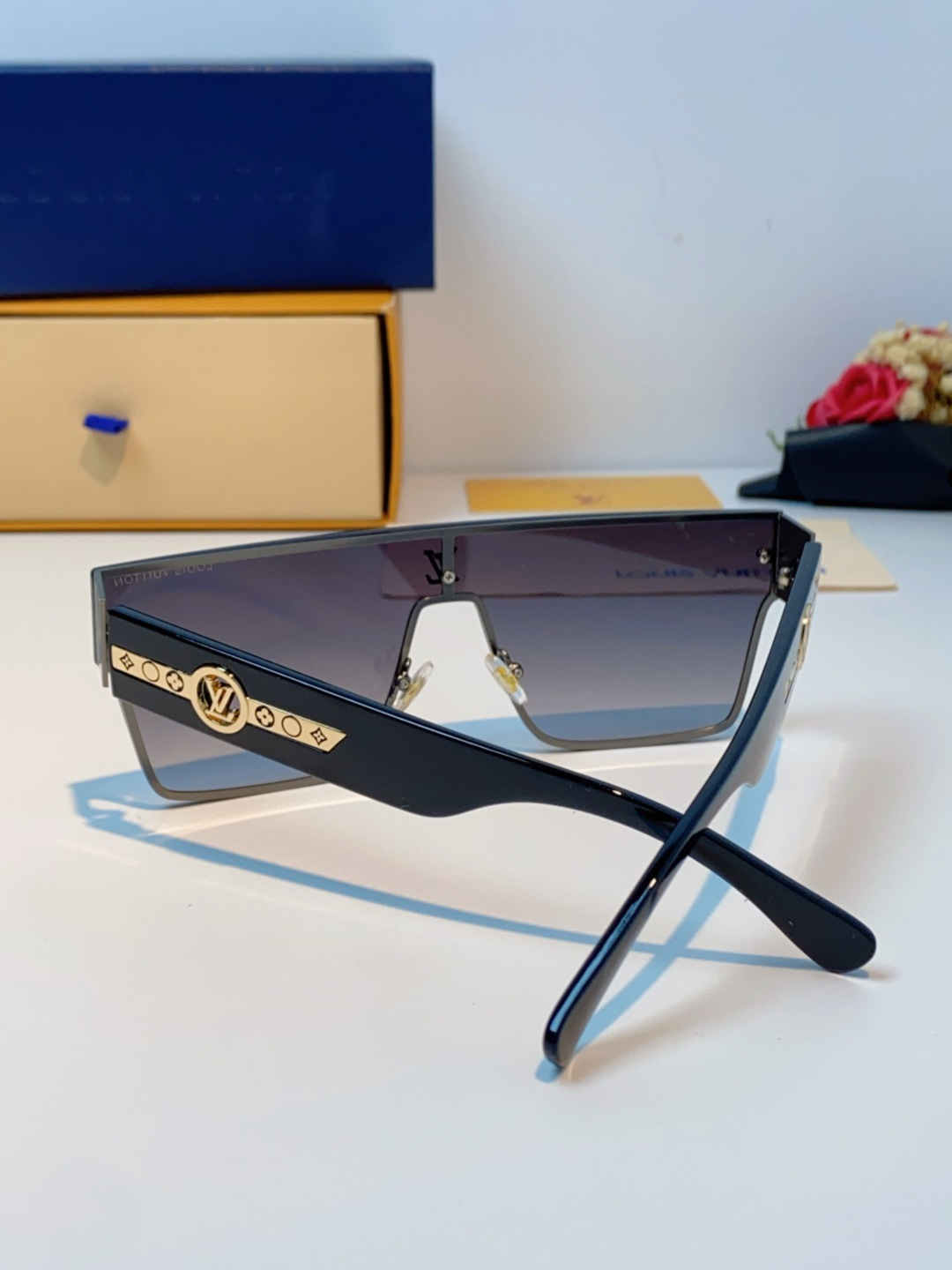 LOUIS VUITTON路易威登 2025新款Lv镜腿连串符号无框切边超大镜片轻奢高级感太阳镜男女通用