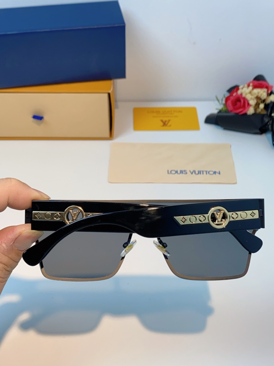 LOUIS VUITTON路易威登 2025新款Lv镜腿连串符号无框切边超大镜片轻奢高级感太阳镜男女通用