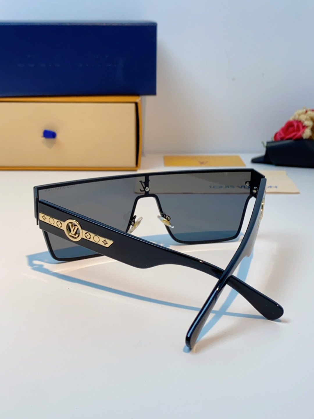 LOUIS VUITTON路易威登 2025新款Lv镜腿连串符号无框切边超大镜片轻奢高级感太阳镜男女通用