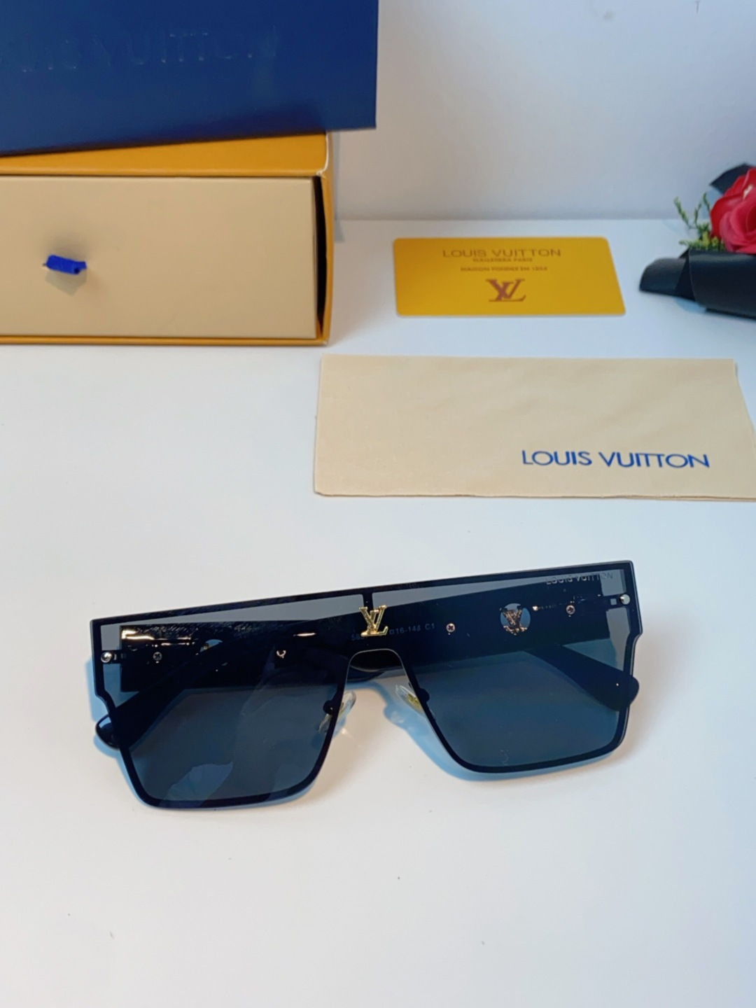 LOUIS VUITTON路易威登 2025新款Lv镜腿连串符号无框切边超大镜片轻奢高级感太阳镜男女通用