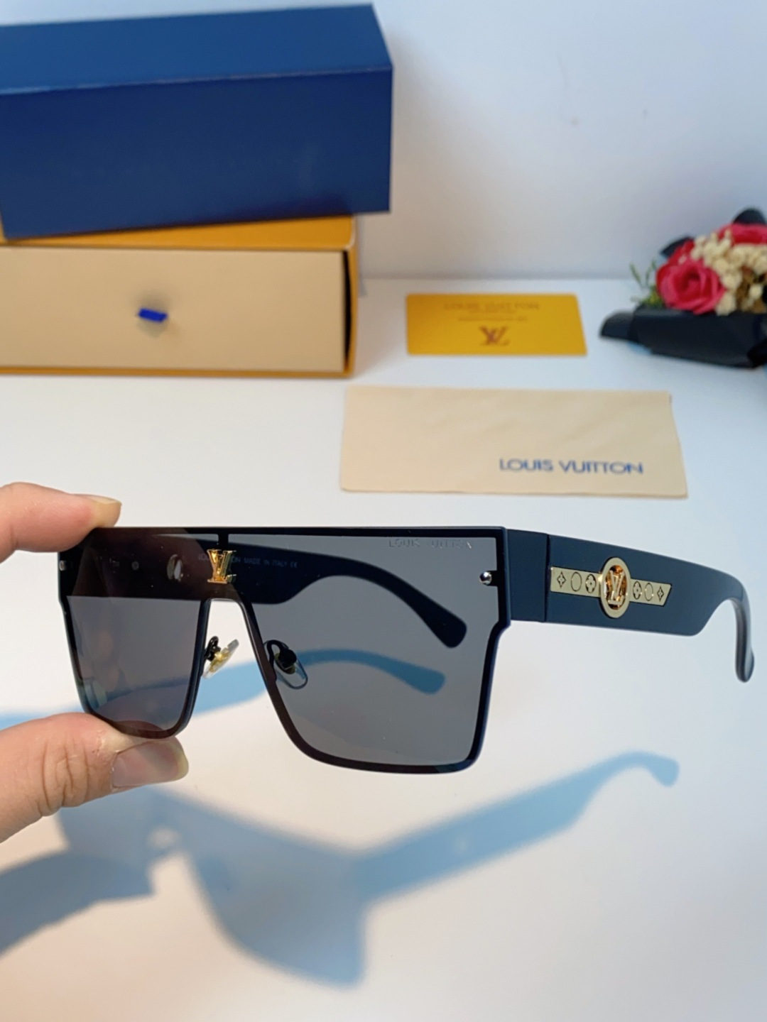 LOUIS VUITTON路易威登 2025新款Lv镜腿连串符号无框切边超大镜片轻奢高级感太阳镜男女通用