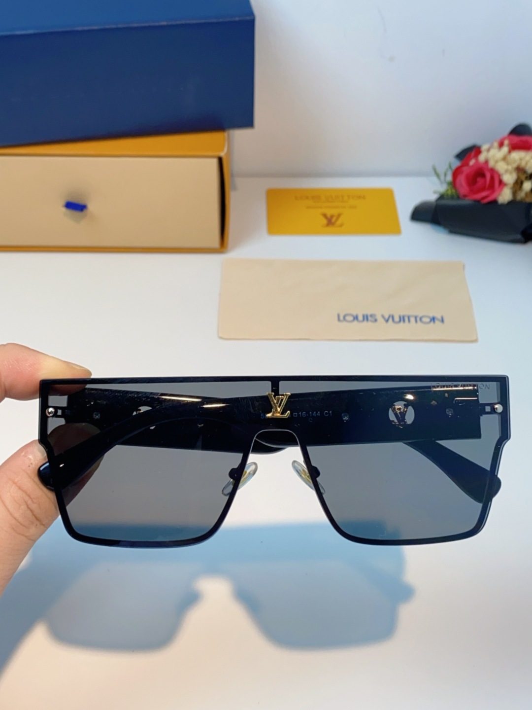 LOUIS VUITTON路易威登 2025新款Lv镜腿连串符号无框切边超大镜片轻奢高级感太阳镜男女通用