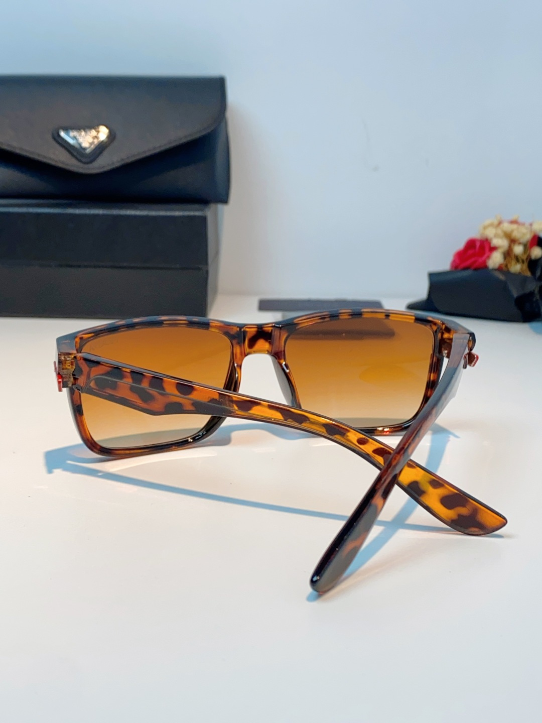 Prada普拉达 2026新款欧美男普休闲运动太阳镜女防紫外线时尚沙滩墨镜防风流行眼镜 男女通用