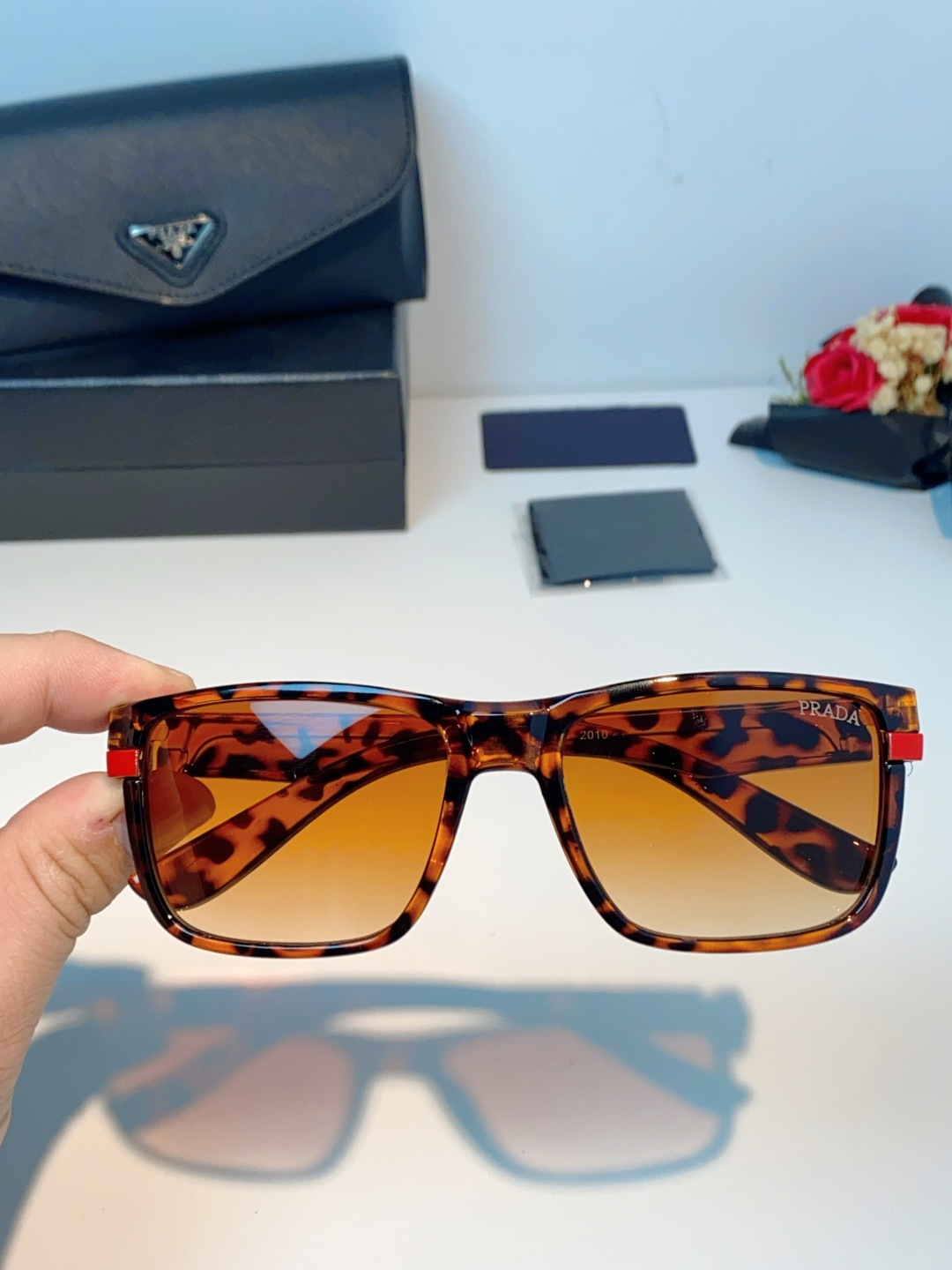 Prada普拉达 2026新款欧美男普休闲运动太阳镜女防紫外线时尚沙滩墨镜防风流行眼镜 男女通用