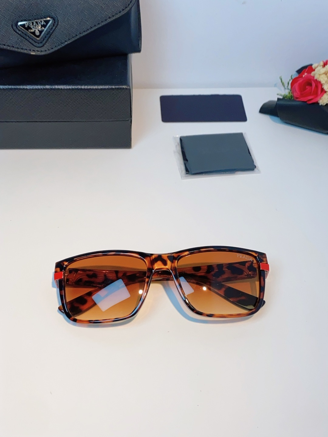 Prada普拉达 2026新款欧美男普休闲运动太阳镜女防紫外线时尚沙滩墨镜防风流行眼镜 男女通用