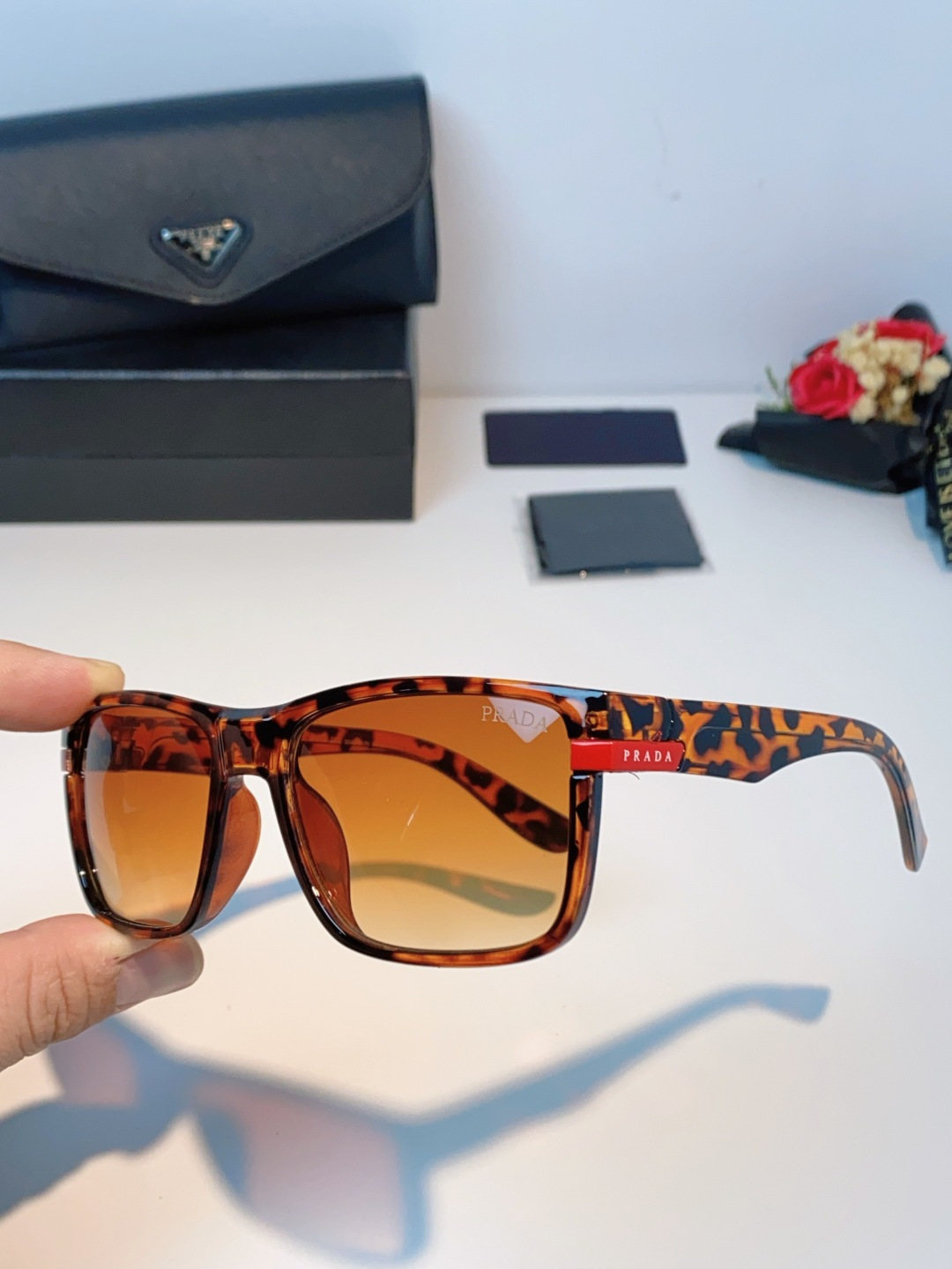 Prada普拉达 2026新款欧美男普休闲运动太阳镜女防紫外线时尚沙滩墨镜防风流行眼镜 男女通用