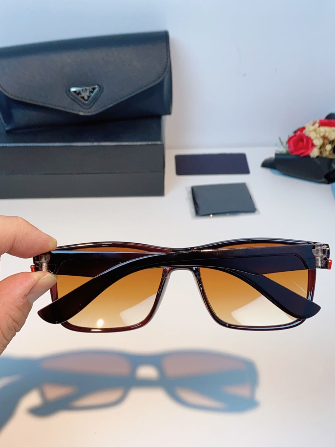 Prada普拉达 2026新款欧美男普休闲运动太阳镜女防紫外线时尚沙滩墨镜防风流行眼镜 男女通用