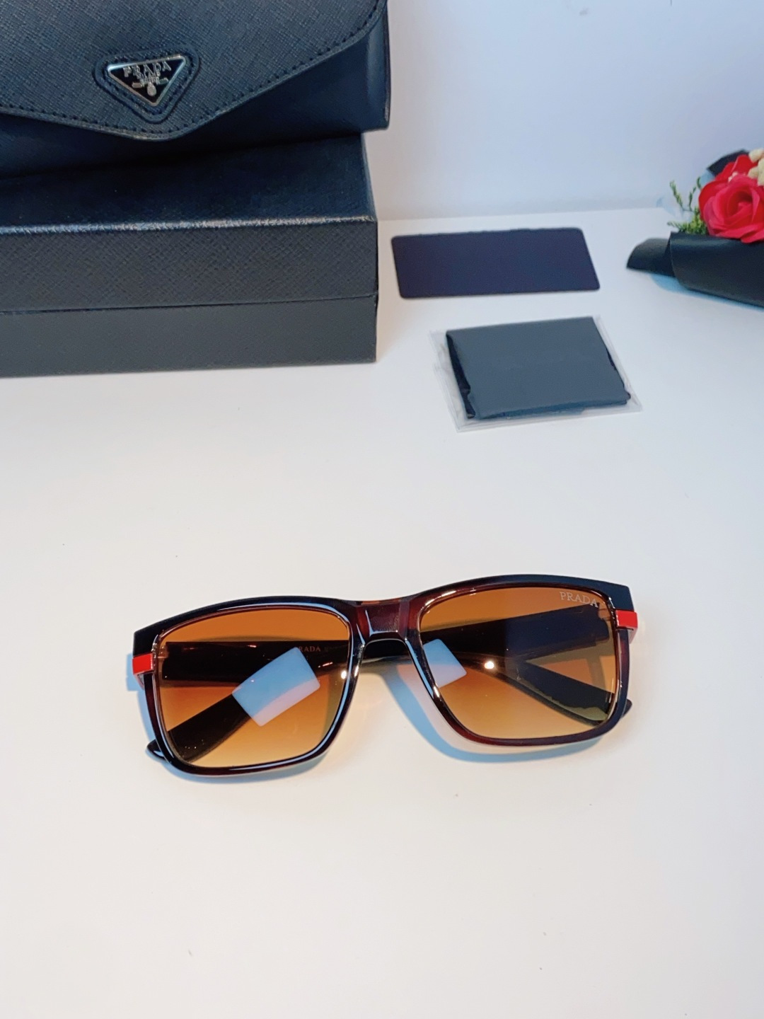 Prada普拉达 2026新款欧美男普休闲运动太阳镜女防紫外线时尚沙滩墨镜防风流行眼镜 男女通用