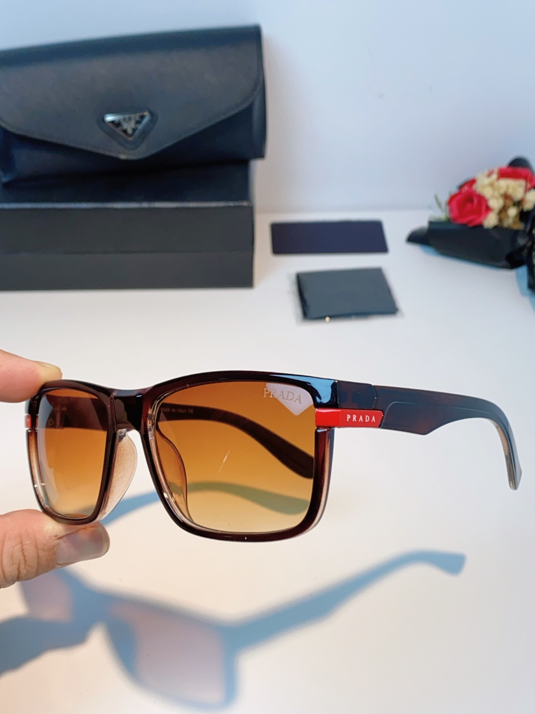 Prada普拉达 2026新款欧美男普休闲运动太阳镜女防紫外线时尚沙滩墨镜防风流行眼镜 男女通用