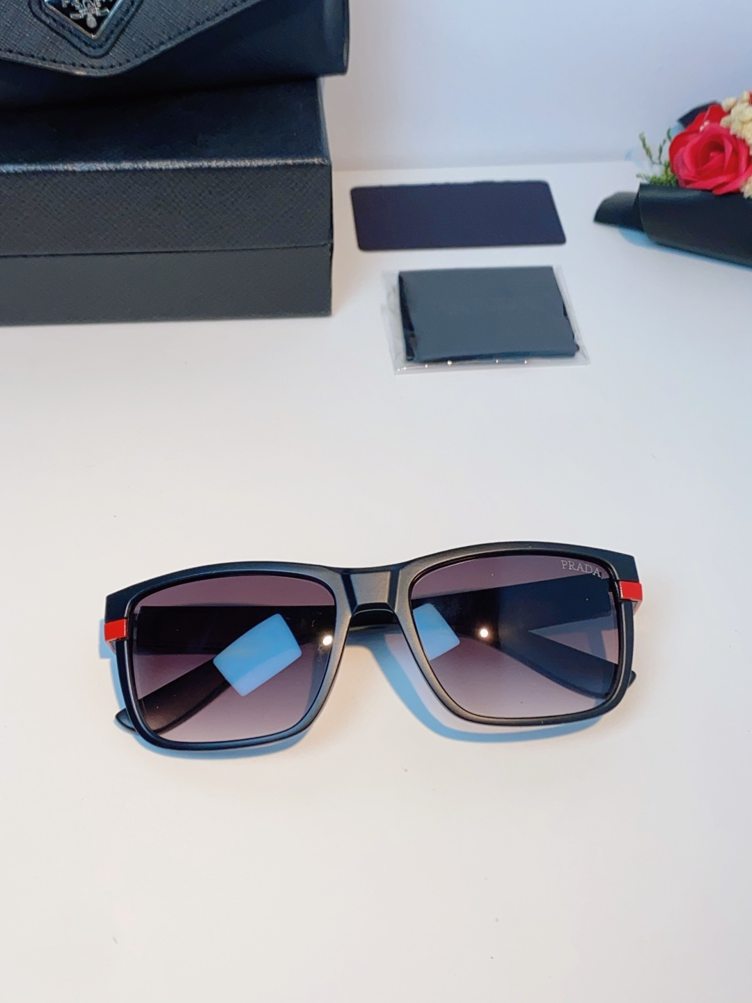 Prada普拉达 2026新款欧美男普休闲运动太阳镜女防紫外线时尚沙滩墨镜防风流行眼镜 男女通用