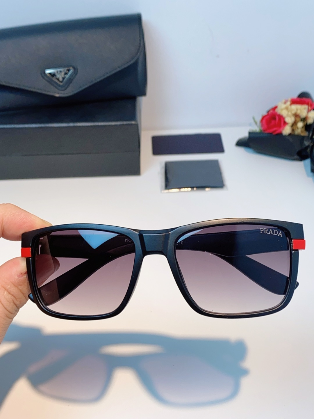 Prada普拉达 2026新款欧美男普休闲运动太阳镜女防紫外线时尚沙滩墨镜防风流行眼镜 男女通用