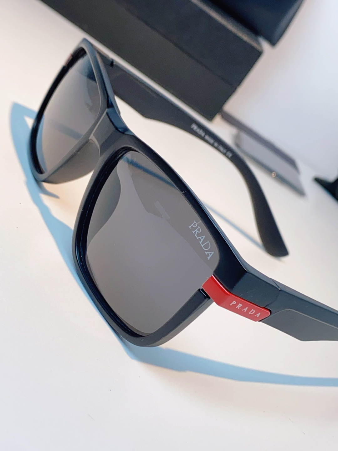 Prada普拉达 2026新款欧美男普休闲运动太阳镜女防紫外线时尚沙滩墨镜防风流行眼镜 男女通用