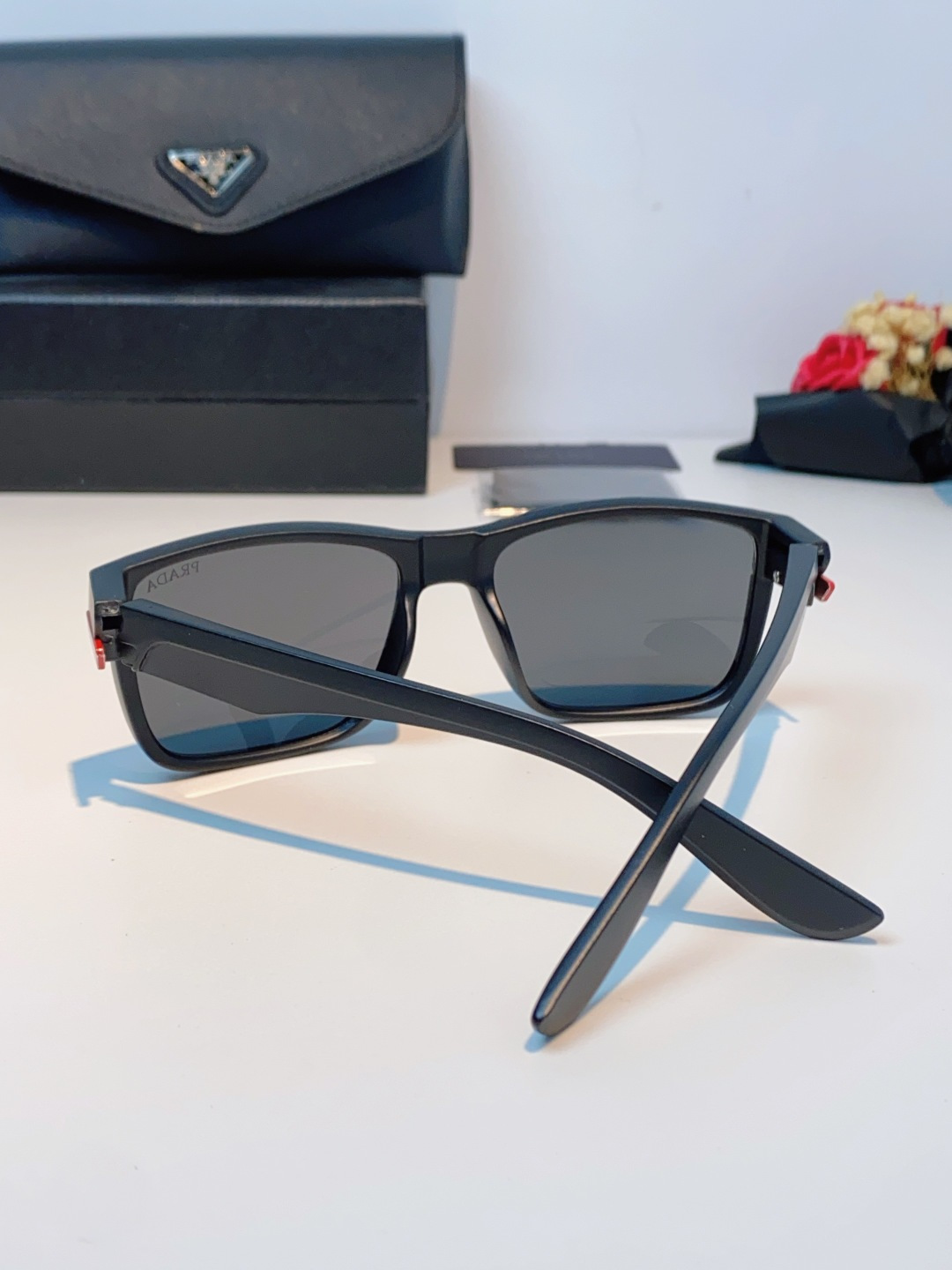 Prada普拉达 2026新款欧美男普休闲运动太阳镜女防紫外线时尚沙滩墨镜防风流行眼镜 男女通用