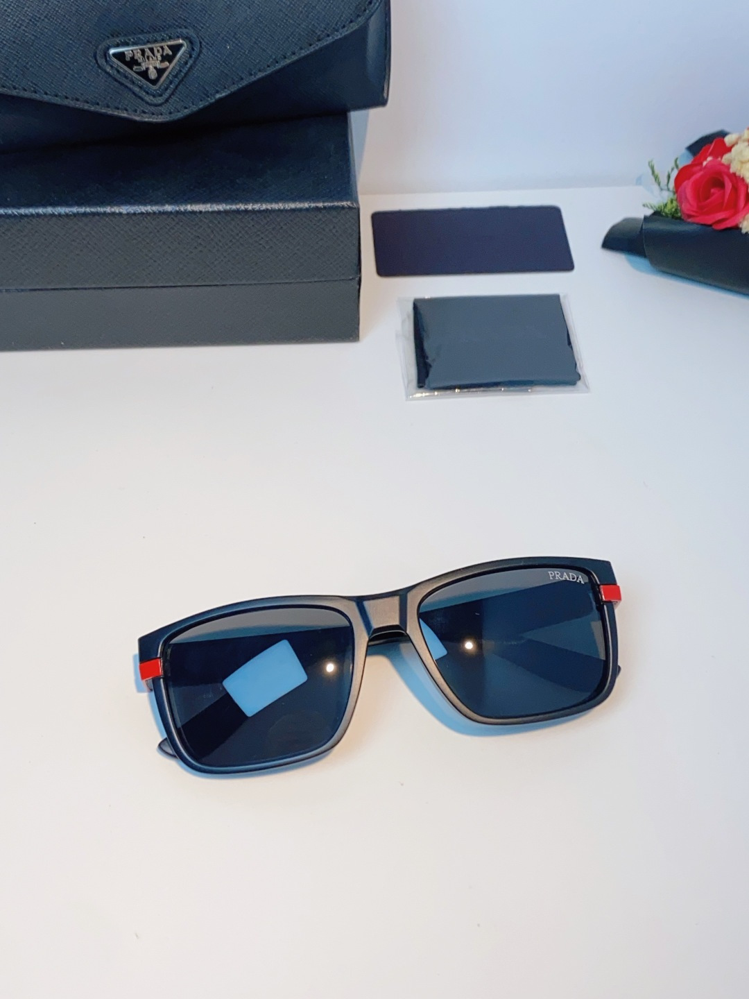 Prada普拉达 2026新款欧美男普休闲运动太阳镜女防紫外线时尚沙滩墨镜防风流行眼镜 男女通用