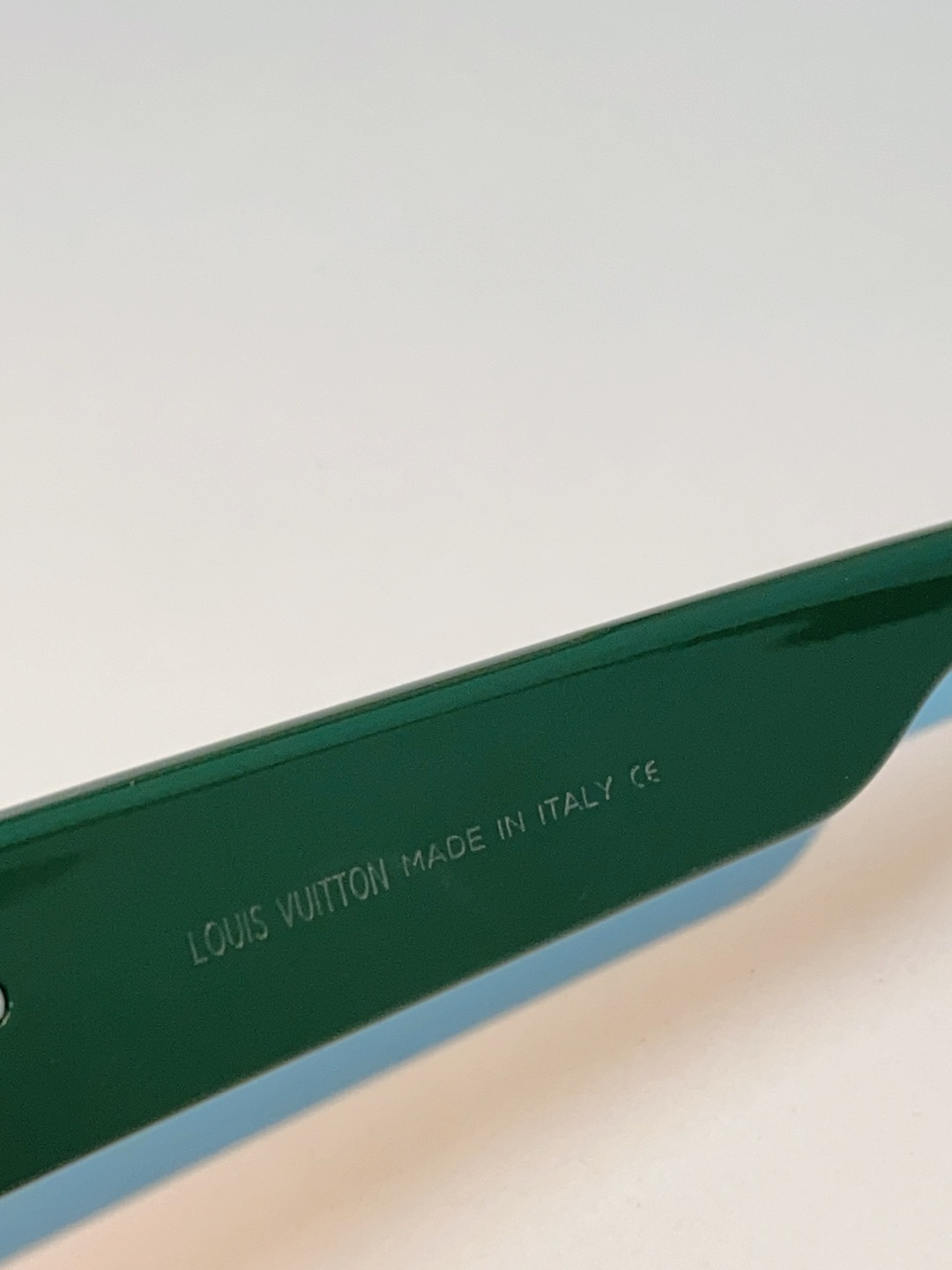 LouisVuitton路易威登 2026新款墨镜女时尚高级感欧美风百搭猫眼框太阳眼镜伦敦时装周女士墨镜