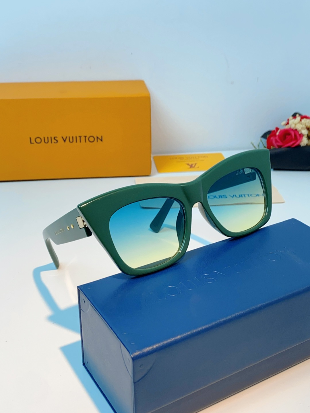 LouisVuitton路易威登 2026新款墨镜女时尚高级感欧美风百搭猫眼框太阳眼镜伦敦时装周女士墨镜