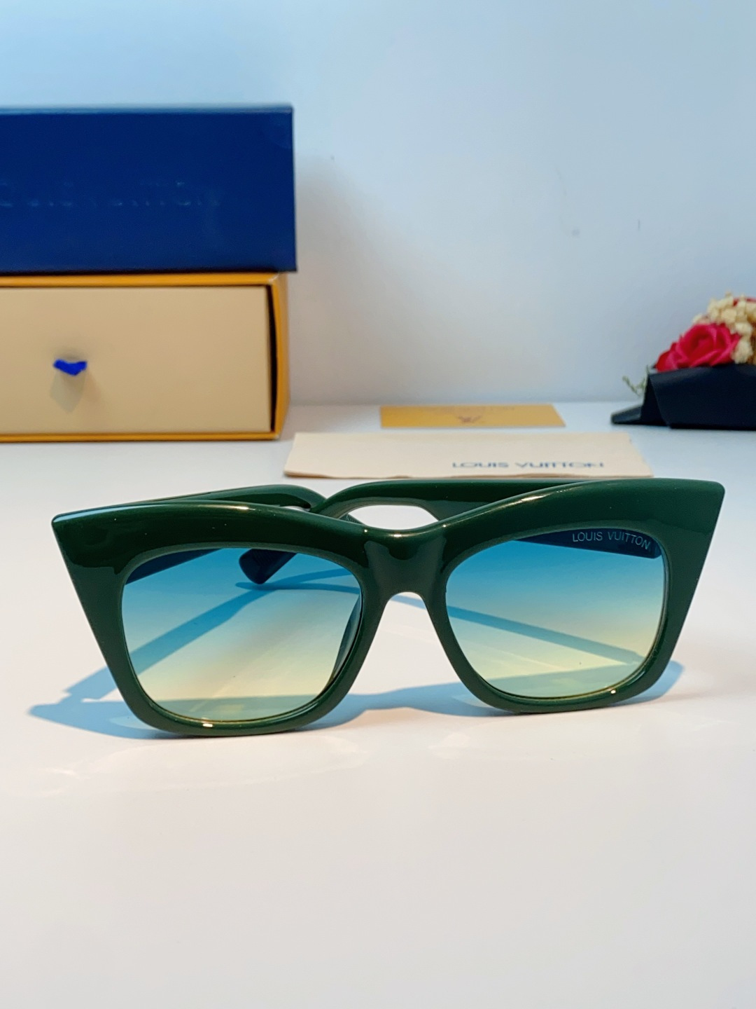 LouisVuitton路易威登 2026新款墨镜女时尚高级感欧美风百搭猫眼框太阳眼镜伦敦时装周女士墨镜