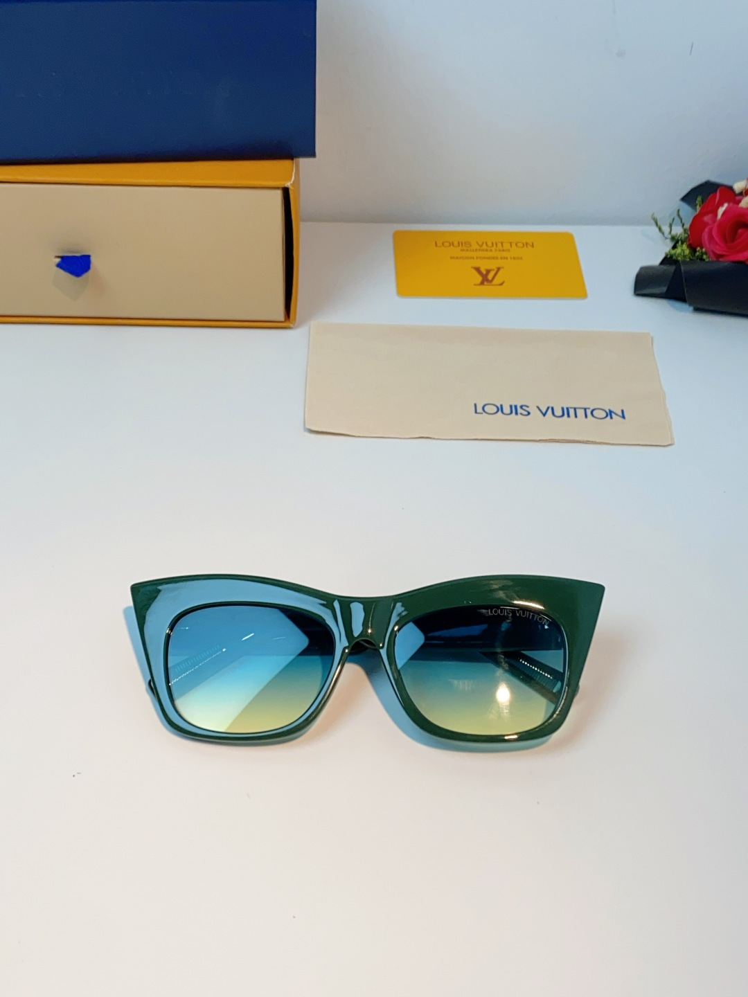 LouisVuitton路易威登 2026新款墨镜女时尚高级感欧美风百搭猫眼框太阳眼镜伦敦时装周女士墨镜