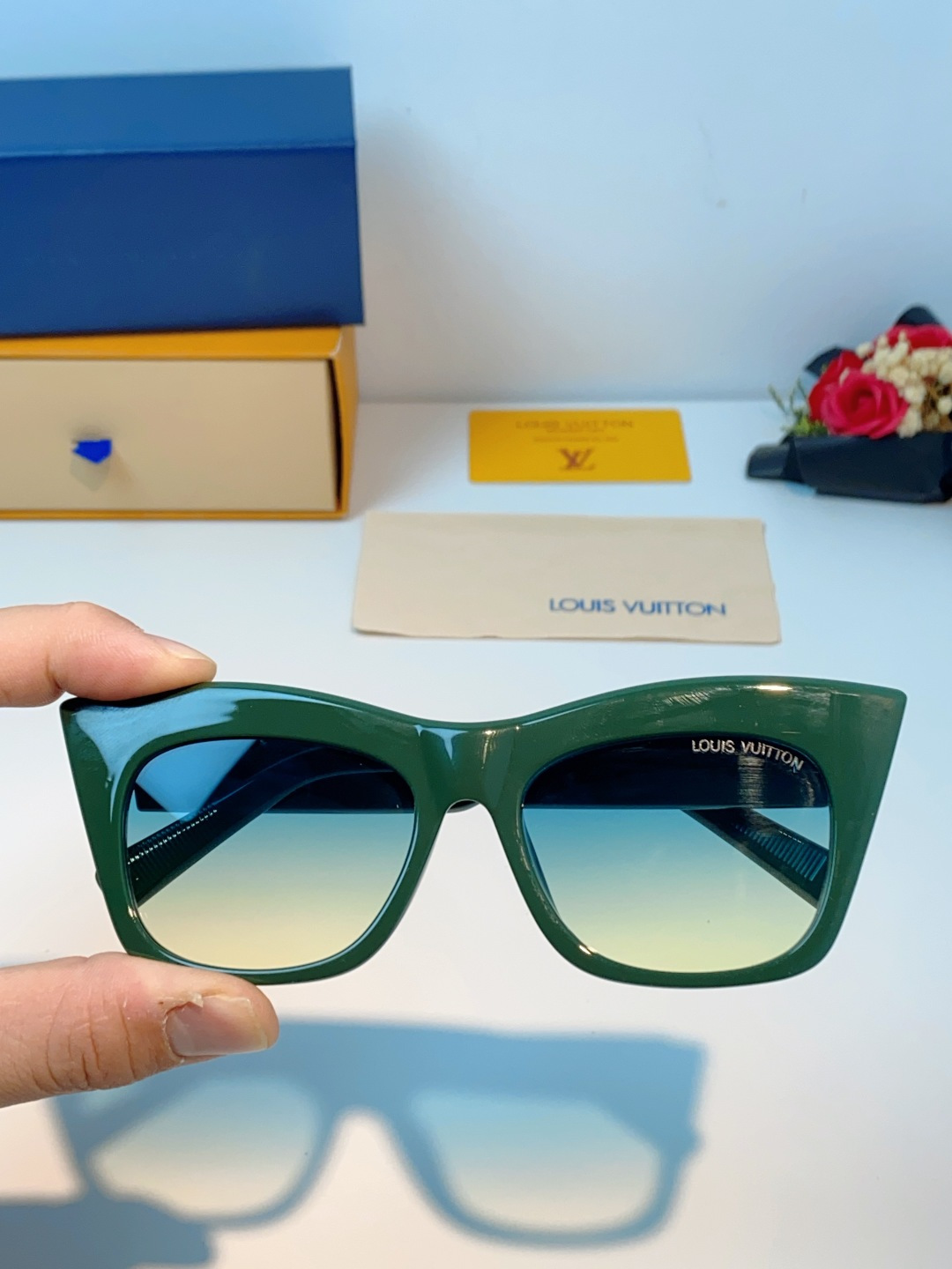 LouisVuitton路易威登 2026新款墨镜女时尚高级感欧美风百搭猫眼框太阳眼镜伦敦时装周女士墨镜