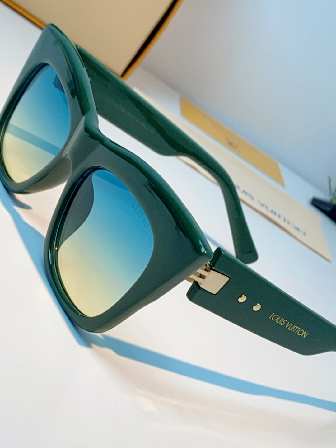 LouisVuitton路易威登 2026新款墨镜女时尚高级感欧美风百搭猫眼框太阳眼镜伦敦时装周女士墨镜