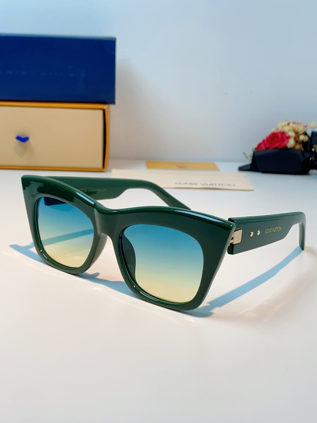 LouisVuitton路易威登 2026新款墨镜女时尚高级感欧美风百搭猫眼框太阳眼镜伦敦时装周女士墨镜