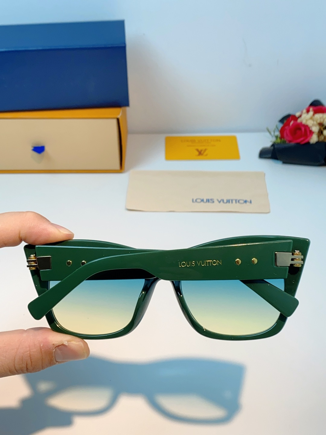 LouisVuitton路易威登 2026新款墨镜女时尚高级感欧美风百搭猫眼框太阳眼镜伦敦时装周女士墨镜