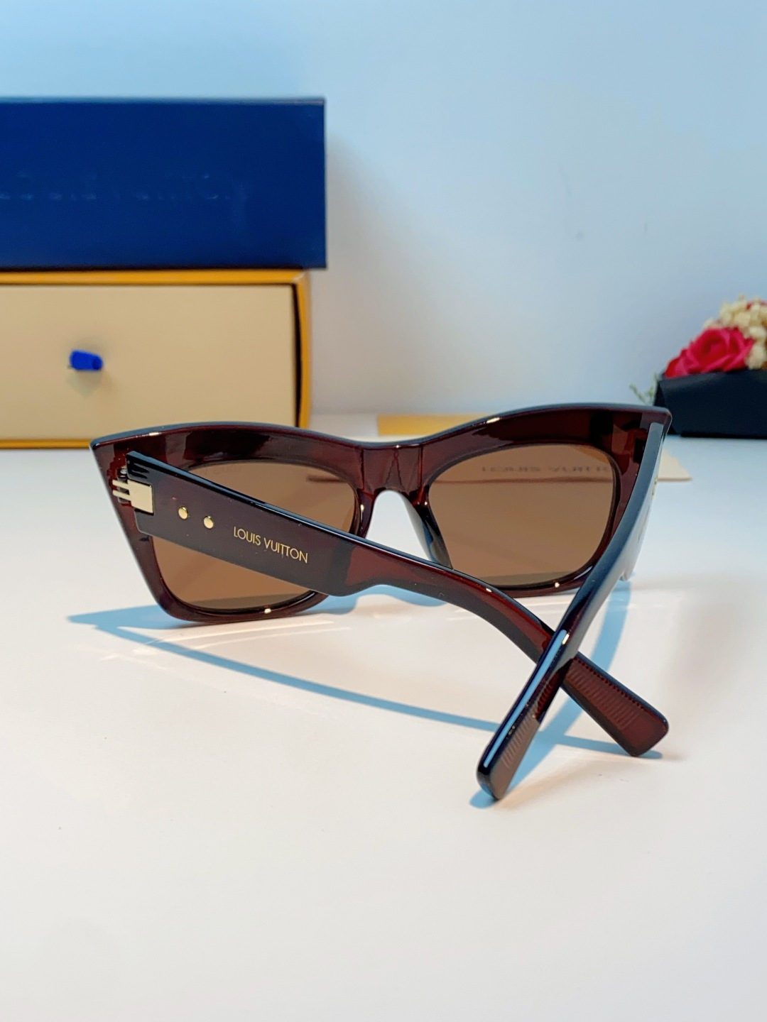 LouisVuitton路易威登 2026新款墨镜女时尚高级感欧美风百搭猫眼框太阳眼镜伦敦时装周女士墨镜