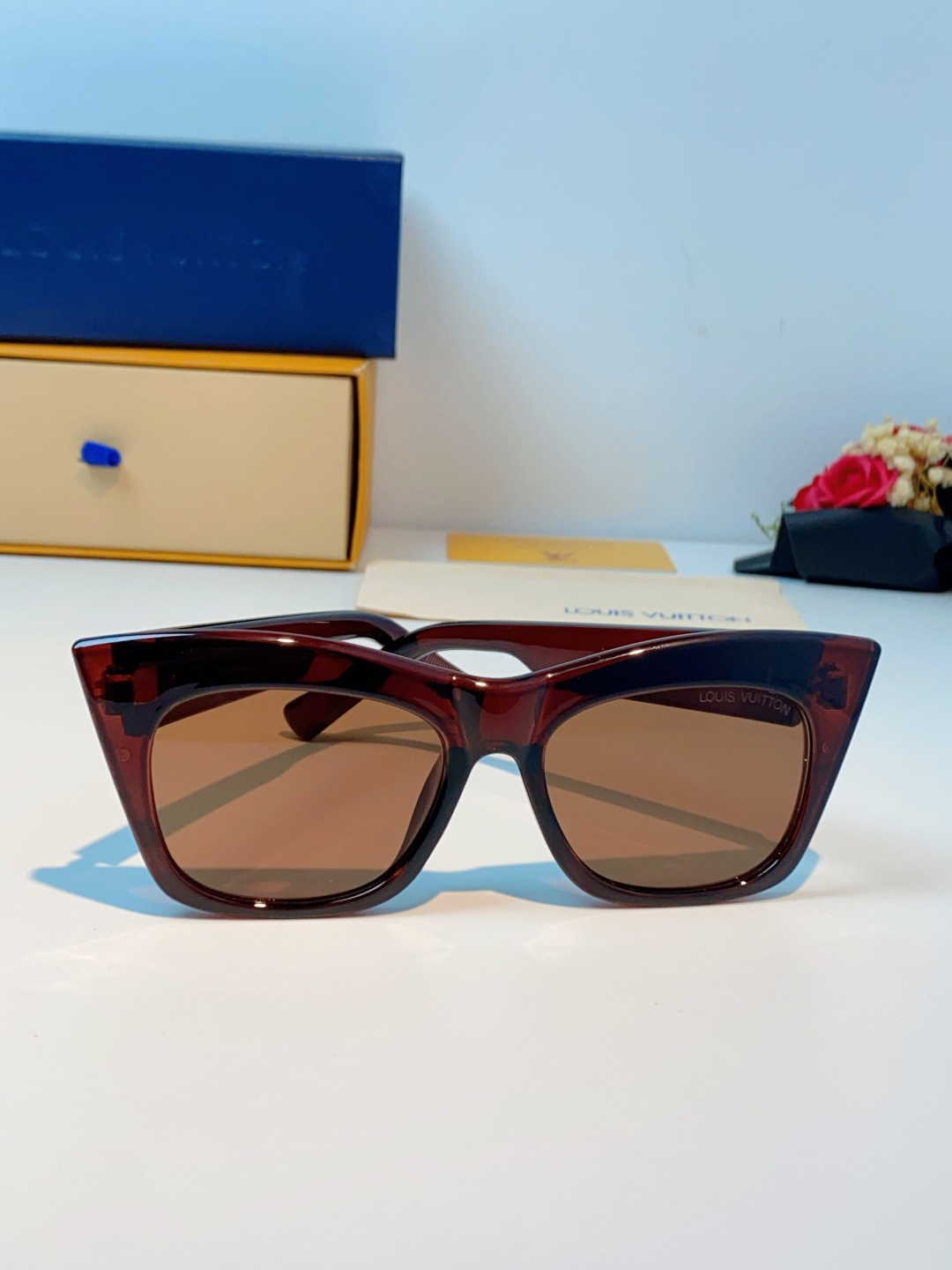 LouisVuitton路易威登 2026新款墨镜女时尚高级感欧美风百搭猫眼框太阳眼镜伦敦时装周女士墨镜