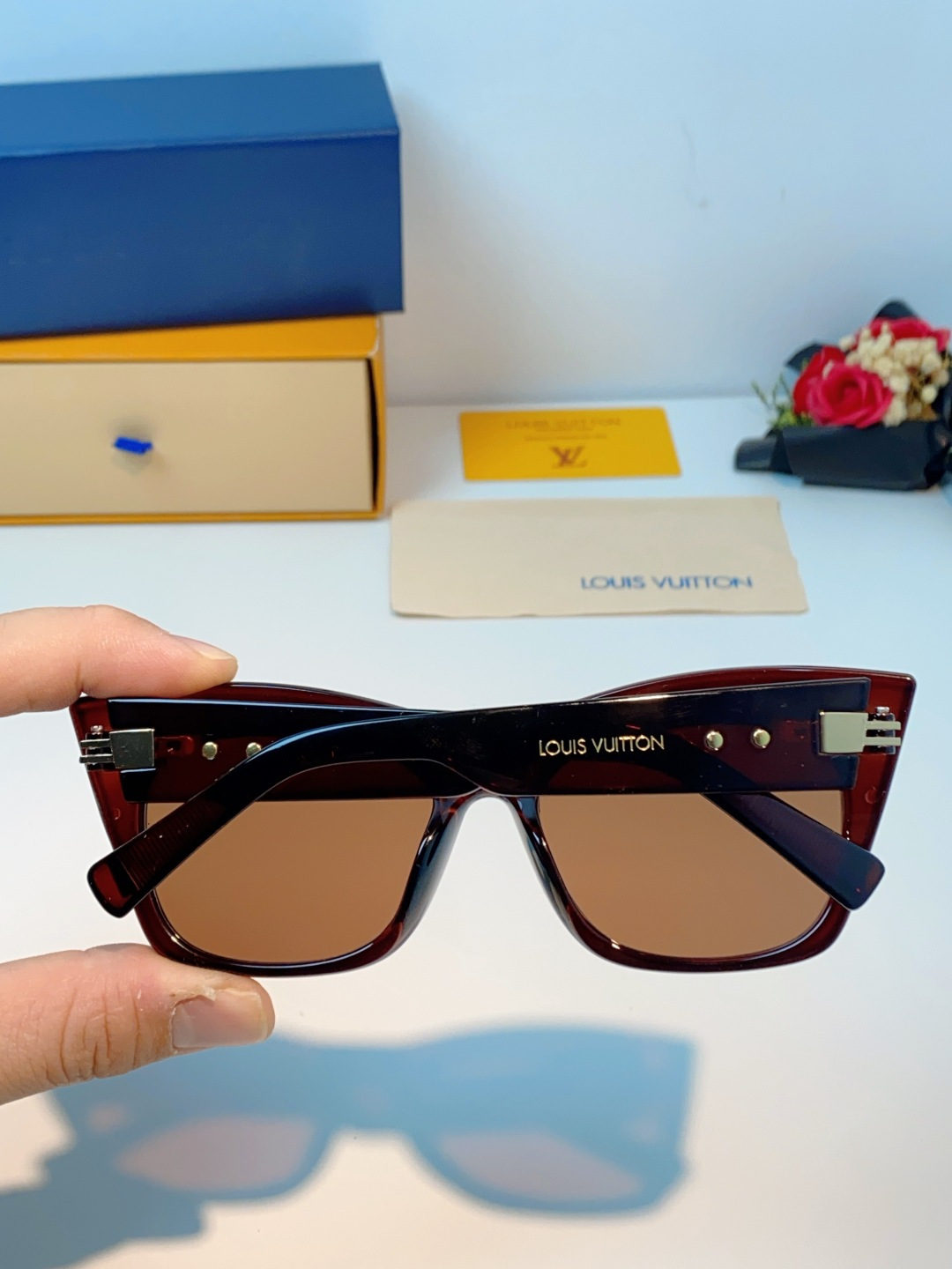 LouisVuitton路易威登 2026新款墨镜女时尚高级感欧美风百搭猫眼框太阳眼镜伦敦时装周女士墨镜