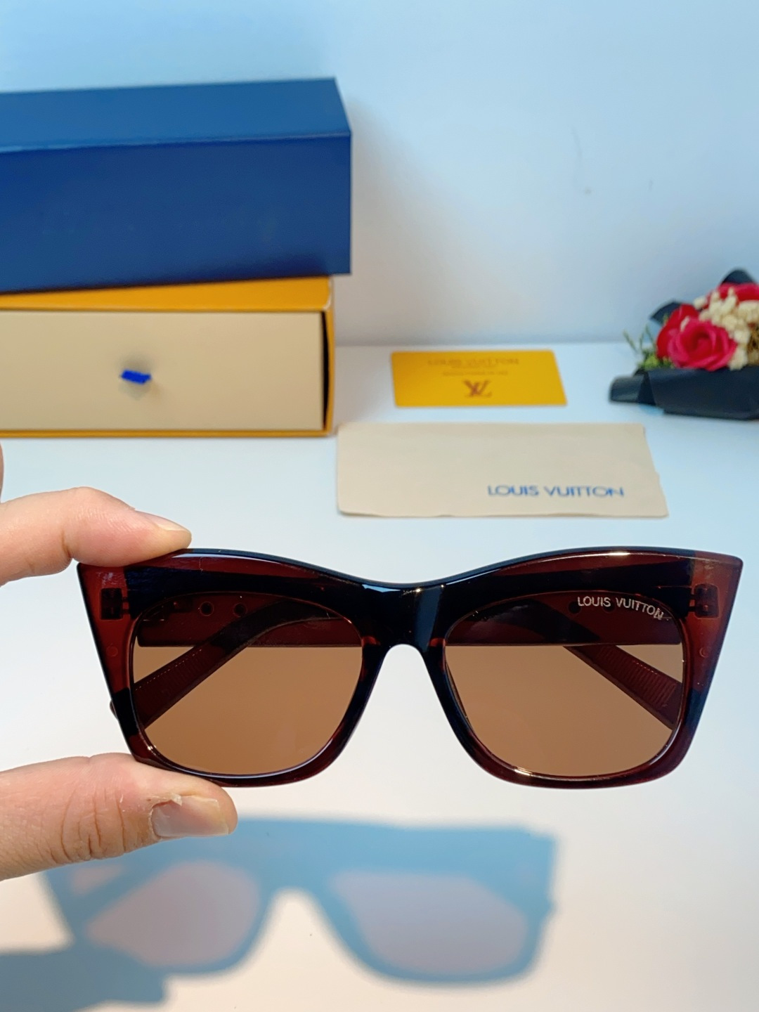 LouisVuitton路易威登 2026新款墨镜女时尚高级感欧美风百搭猫眼框太阳眼镜伦敦时装周女士墨镜