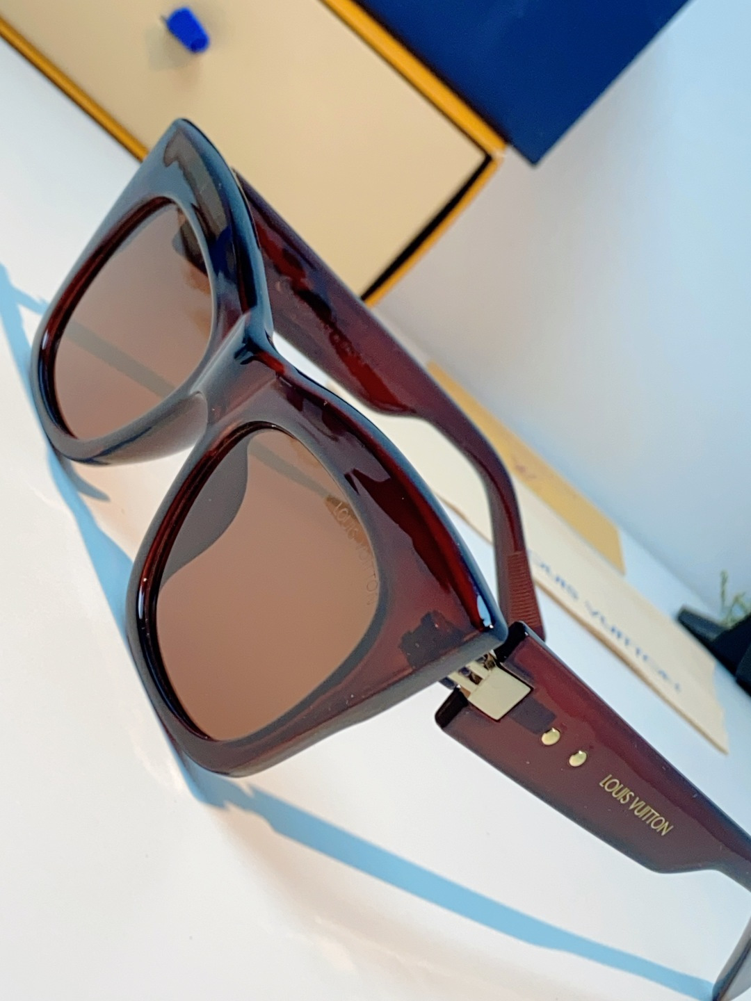 LouisVuitton路易威登 2026新款墨镜女时尚高级感欧美风百搭猫眼框太阳眼镜伦敦时装周女士墨镜