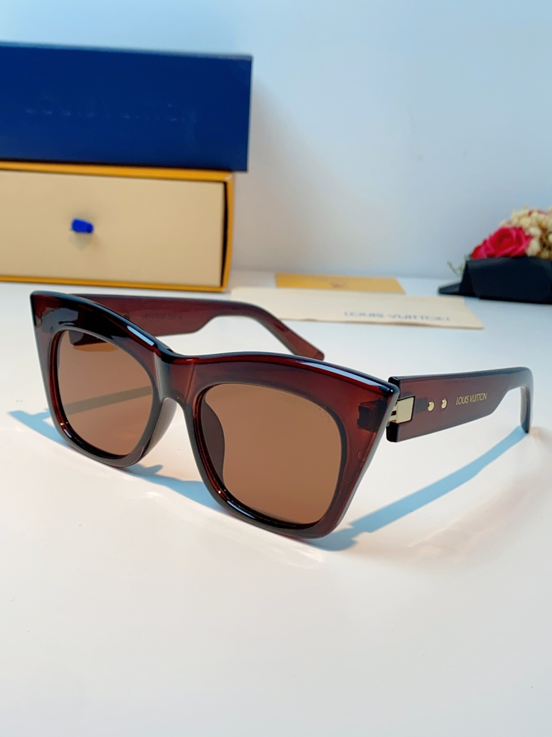 LouisVuitton路易威登 2026新款墨镜女时尚高级感欧美风百搭猫眼框太阳眼镜伦敦时装周女士墨镜