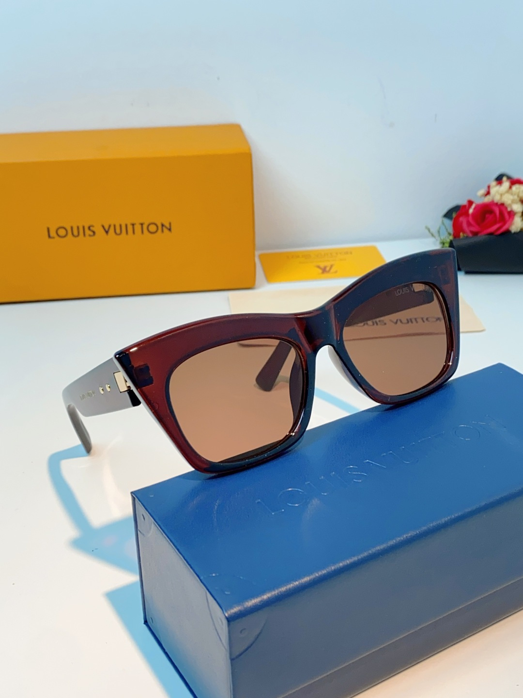 LouisVuitton路易威登 2026新款墨镜女时尚高级感欧美风百搭猫眼框太阳眼镜伦敦时装周女士墨镜