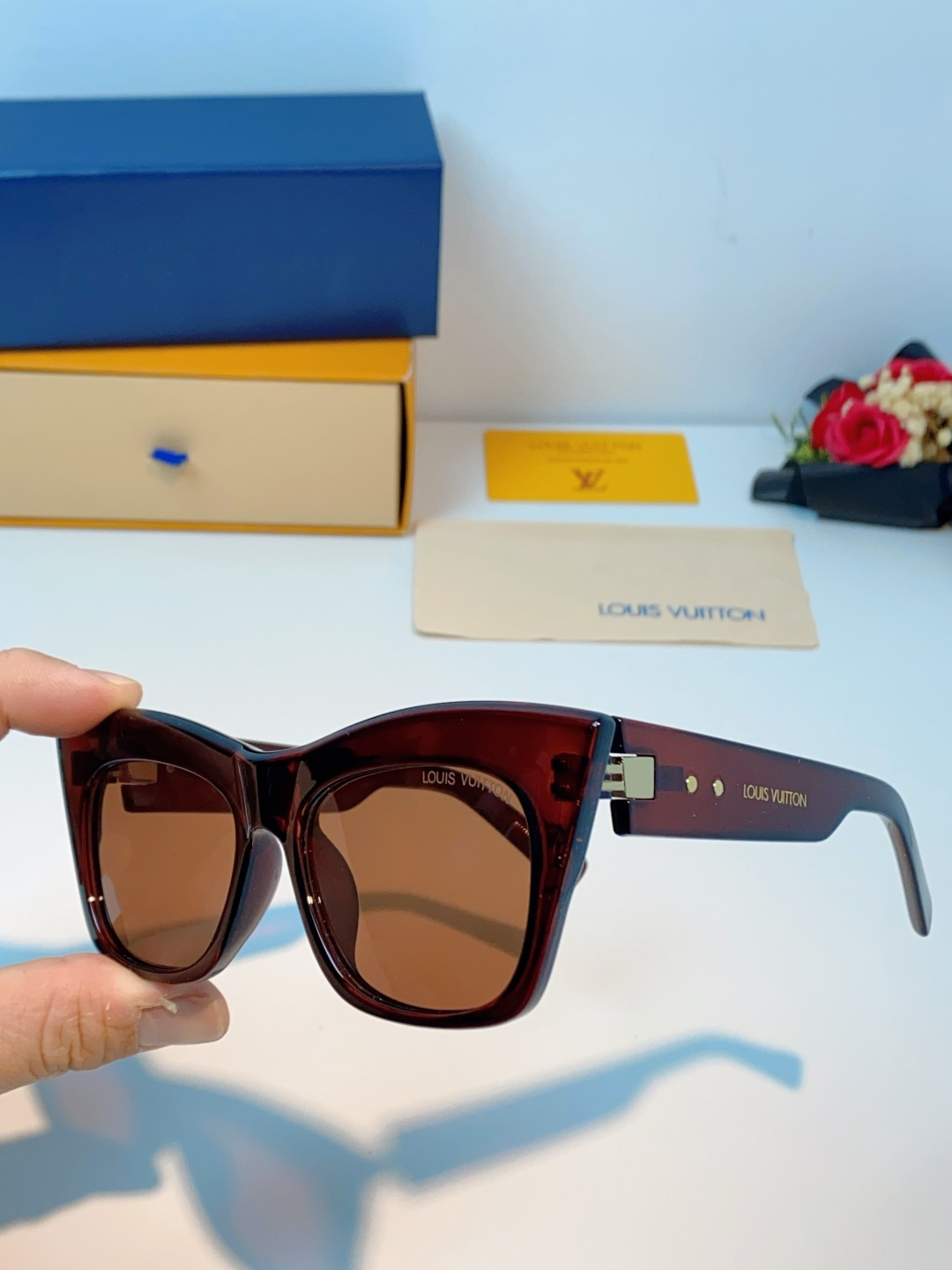 LouisVuitton路易威登 2026新款墨镜女时尚高级感欧美风百搭猫眼框太阳眼镜伦敦时装周女士墨镜