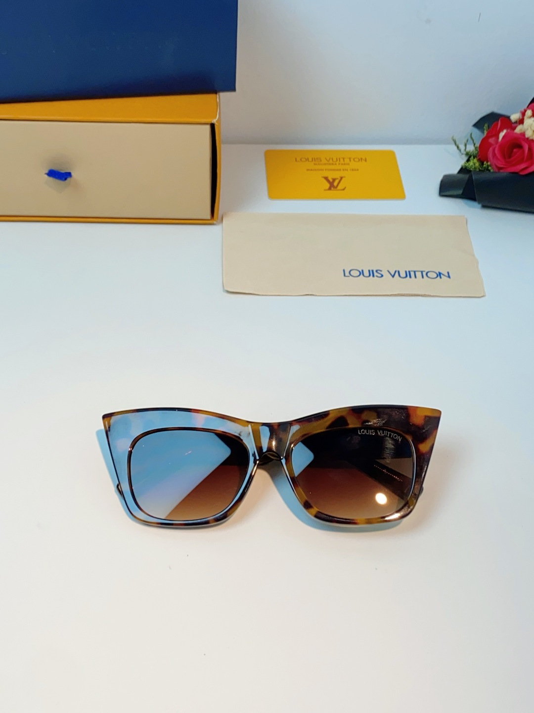 LouisVuitton路易威登 2026新款墨镜女时尚高级感欧美风百搭猫眼框太阳眼镜伦敦时装周女士墨镜