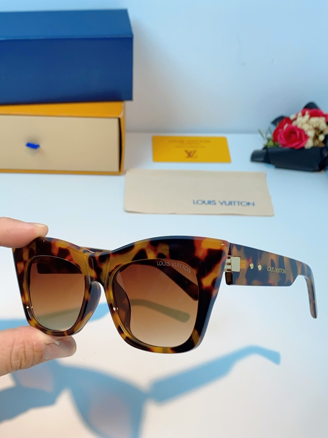 LouisVuitton路易威登 2026新款墨镜女时尚高级感欧美风百搭猫眼框太阳眼镜伦敦时装周女士墨镜