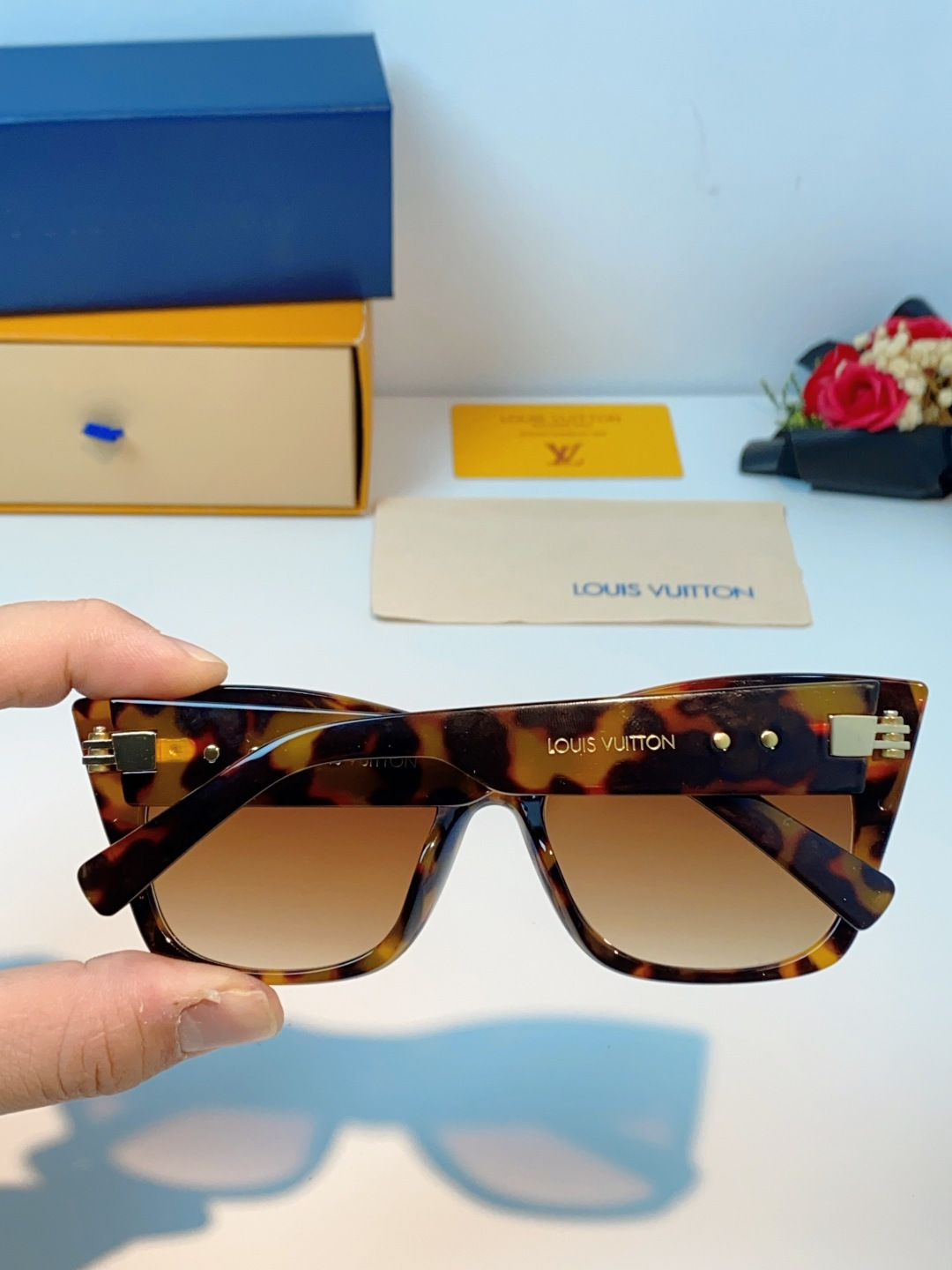 LouisVuitton路易威登 2026新款墨镜女时尚高级感欧美风百搭猫眼框太阳眼镜伦敦时装周女士墨镜