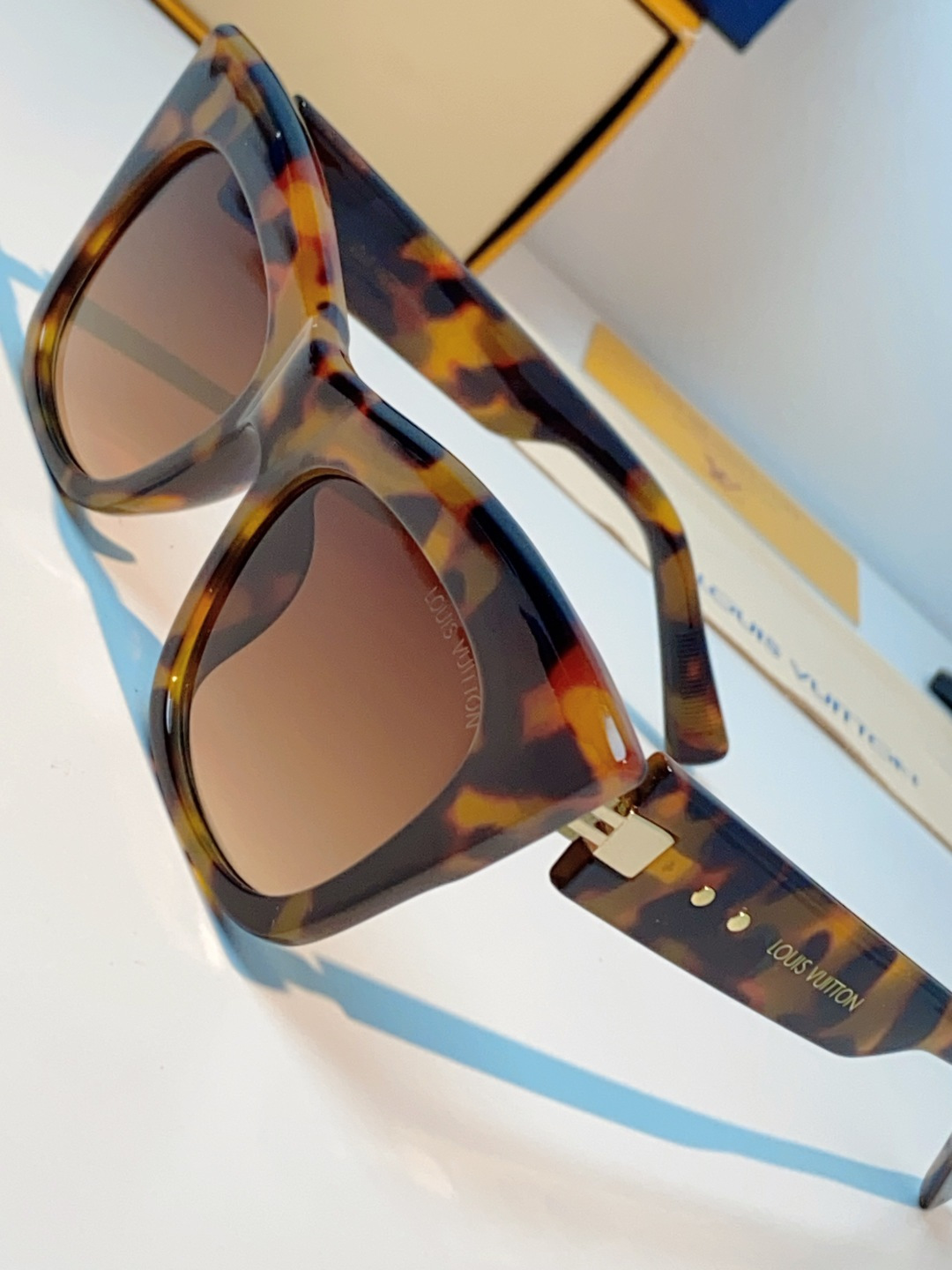 LouisVuitton路易威登 2026新款墨镜女时尚高级感欧美风百搭猫眼框太阳眼镜伦敦时装周女士墨镜